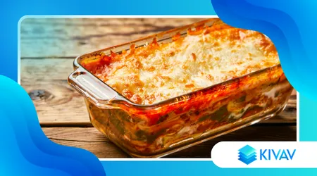 Lasagna vegetariana gourmet con verdure stagionali croccanti